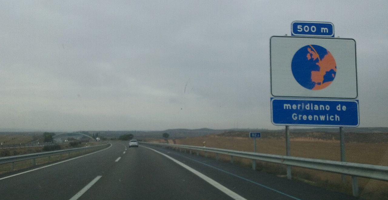 Señal indicativa del paso del meridiano de Greenwich (ED-50) sobre la autopista AP-2 en las inmediaciones de Fraga (Huesca-España)